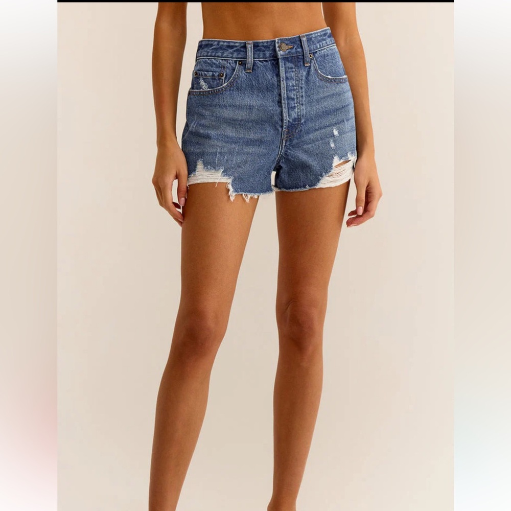 Z Supply
Classic Hi-Rise denim short
Color vintage indigo
Size 27